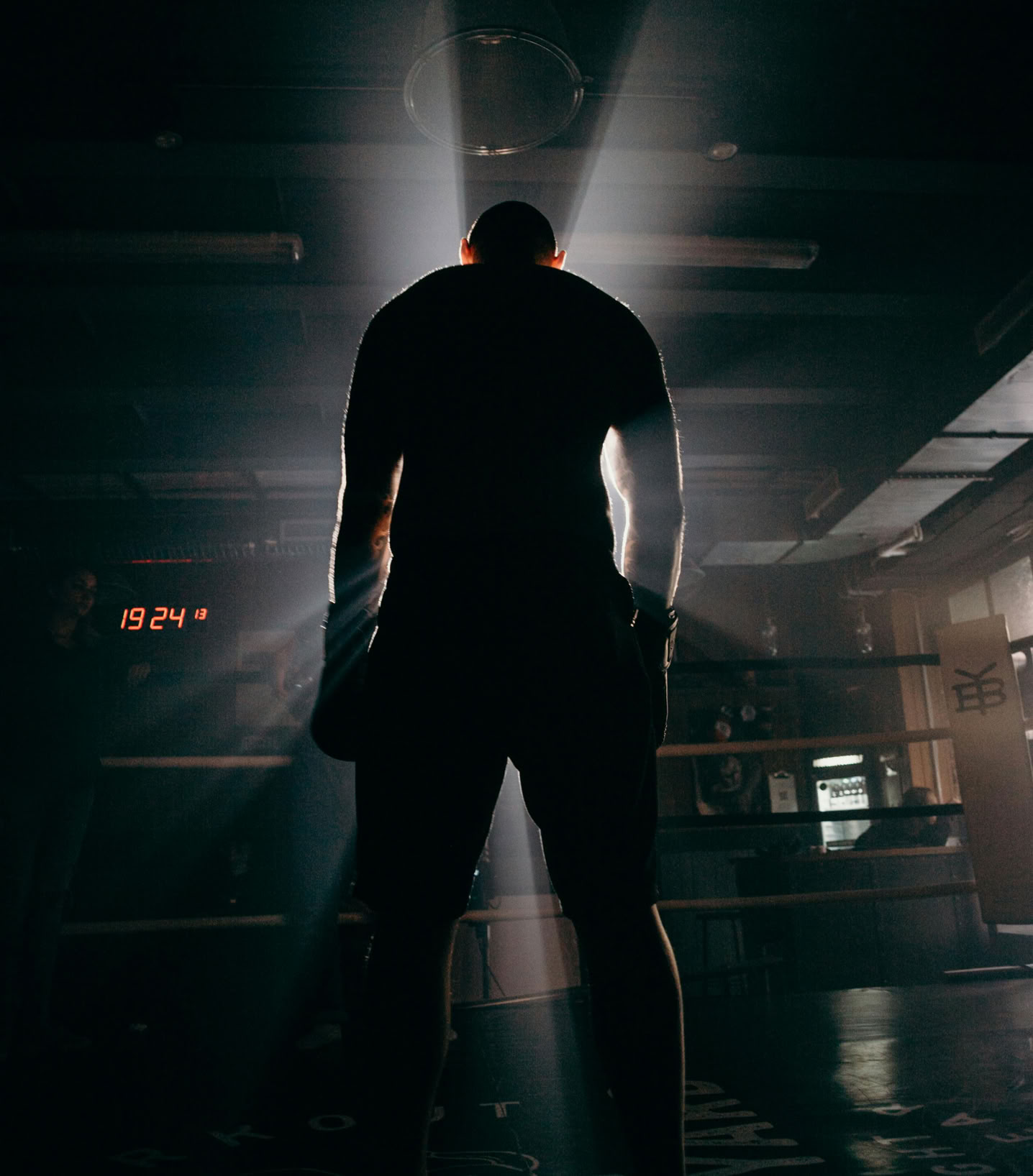 Homme En Chemise Noire Et Pantalon Debout Sur Le Sol