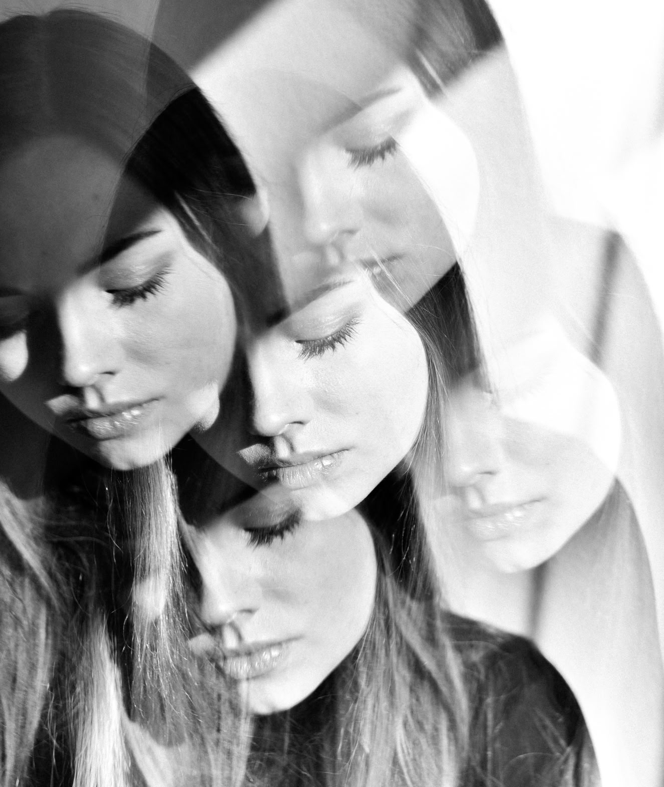 Homme En Chemise Noire Et Pantalon Debout Sur Le Sol